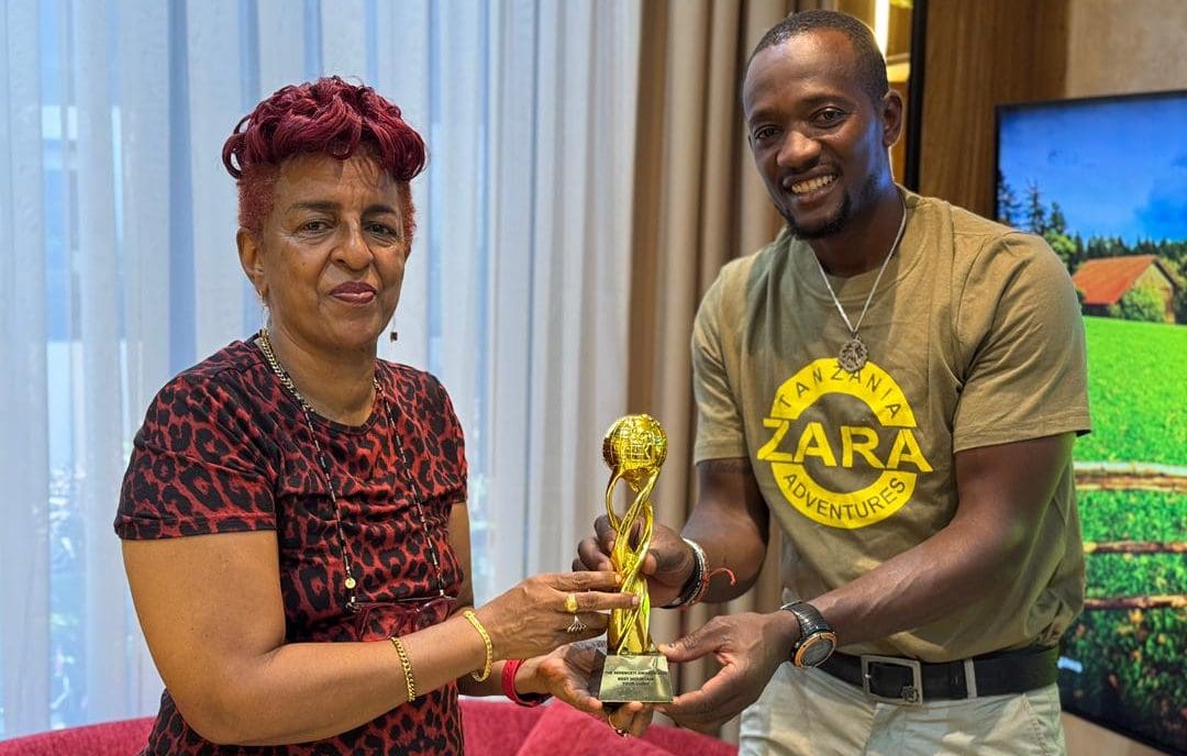 Mama Zara handling the award to Yesse Lema after won as the best mountain Guide at the Serengeti Awards 2025.